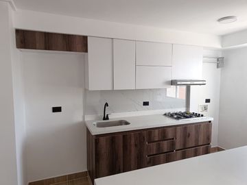 SE ARRIENDA APARTAMENTO EN URBANIZACION RIO CAMPESTRE. RIONEGRO