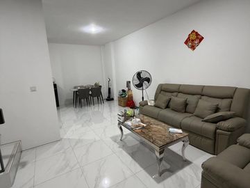 Dijual Cepat Rumah 3 Lantai SHM Semi Furnish di Citra Garden 8 Jakarta Barat
