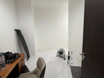 Dijual Cepat Rumah 3 Lantai SHM Semi Furnish di Citra Garden 8 Jakarta Barat