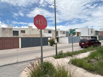 Terreno PLANO en Venta en Villa Magna.