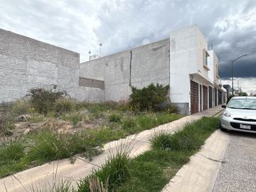 Terreno PLANO en Venta en Villa Magna.