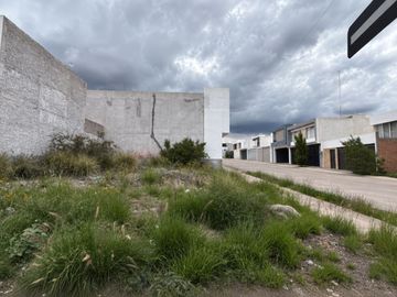 Terreno PLANO en Venta en Villa Magna.