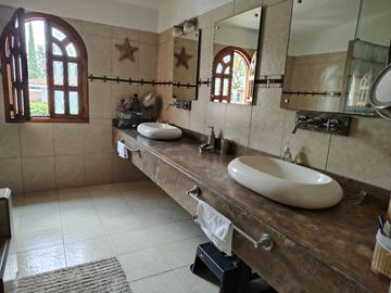 CASA DE 4 RECAMARAS BUGAMBILIAS PRIMERA SECCIÓN