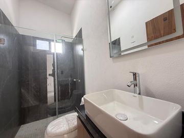 CASA EN VENTA UN NIVEL CON JACUZZI, EN FRACCIONAMIENTO LOMAS DE COCOYOC MORELOS