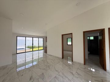 CASA EN VENTA UN NIVEL CON JACUZZI, EN FRACCIONAMIENTO LOMAS DE COCOYOC MORELOS