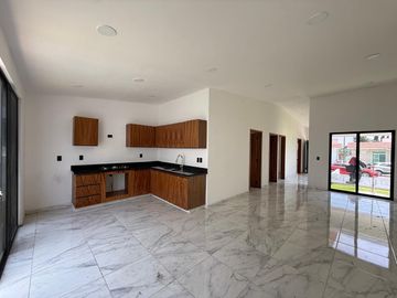 CASA EN VENTA UN NIVEL CON JACUZZI, EN FRACCIONAMIENTO LOMAS DE COCOYOC MORELOS