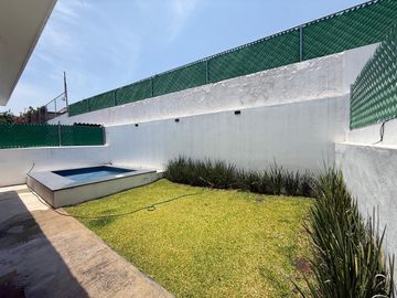 CASA EN VENTA UN NIVEL CON JACUZZI, EN FRACCIONAMIENTO LOMAS DE COCOYOC MORELOS