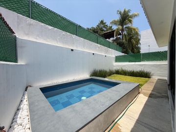 CASA EN VENTA UN NIVEL CON JACUZZI, EN FRACCIONAMIENTO LOMAS DE COCOYOC MORELOS