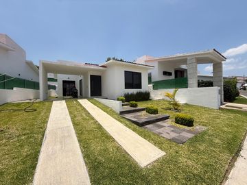 CASA EN VENTA UN NIVEL CON JACUZZI, EN FRACCIONAMIENTO LOMAS DE COCOYOC MORELOS