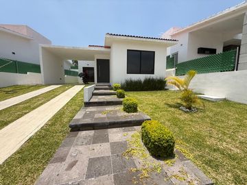 CASA EN VENTA UN NIVEL CON JACUZZI, EN FRACCIONAMIENTO LOMAS DE COCOYOC MORELOS
