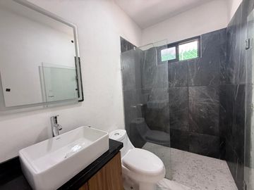 CASA EN VENTA UN NIVEL CON JACUZZI, EN FRACCIONAMIENTO LOMAS DE COCOYOC MORELOS
