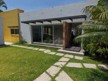 CASA EN VENTA EN JIUTEPEC, MOR. DE 1 NIVEL CON ALBERCA, ALDENTRO DE FRACC CON VIGILANCIA 24/7