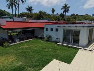 CASA EN VENTA EN JIUTEPEC, MOR. DE 1 NIVEL CON ALBERCA, ALDENTRO DE FRACC CON VIGILANCIA 24/7