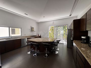 CASA EN VENTA EN JIUTEPEC, MOR. DE 1 NIVEL CON ALBERCA, ALDENTRO DE FRACC CON VIGILANCIA 24/7