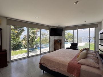 CASA EN VENTA EN JIUTEPEC, MOR. DE 1 NIVEL CON ALBERCA, ALDENTRO DE FRACC CON VIGILANCIA 24/7