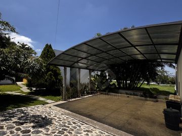 CASA EN VENTA EN JIUTEPEC, MOR. DE 1 NIVEL CON ALBERCA, ALDENTRO DE FRACC CON VIGILANCIA 24/7