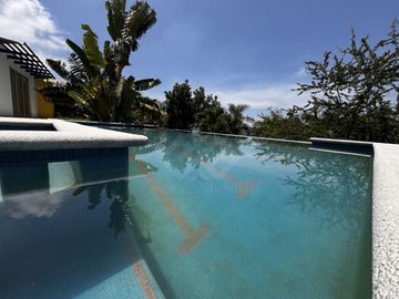 CASA EN VENTA EN JIUTEPEC, MOR. DE 1 NIVEL CON ALBERCA, ALDENTRO DE FRACC CON VIGILANCIA 24/7