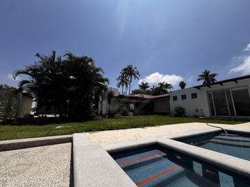 CASA EN VENTA EN JIUTEPEC, MOR. DE 1 NIVEL CON ALBERCA, ALDENTRO DE FRACC CON VIGILANCIA 24/7