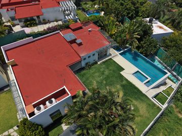 CASA EN VENTA EN JIUTEPEC, MOR. DE 1 NIVEL CON ALBERCA, ALDENTRO DE FRACC CON VIGILANCIA 24/7