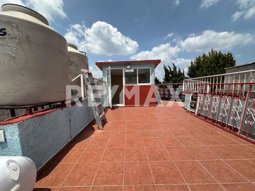 Casa en venta en Jesús del Monte, Cuajimalpa, CDMX. Con 2 recamaras, 3 baños y servicios básicos.
