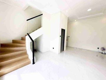 Jual Rumah Luas 2 Lantai Siap Huni Strategis di Pamulang