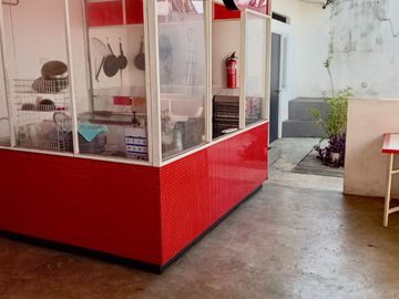 Over kontrak restoran dengan lokasi strategis di jalur utama Jl.Pondok Cabe raya, berada di area dengan lalu lintas yang ramai dan mudah dijangkau.