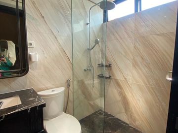 Sewa Rumah Fully Furnished 3 Lantai di Cluster Asya Jakarta Garden City, Cakung – Siap Huni & Elegan! 007