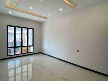 Rumah Hook Full Renovasi di Pine Garden dekat Tiban Centre