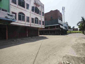 2 Unit Ruko Gandeng di Center Park Dekat Bundaran Simpang Basecamp Batu Aji