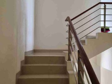 dijual murah rumah bagus 2 lantai dekat sekolah di cluster depan harapan indah bekasi