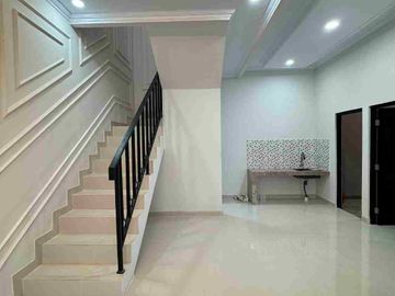 Rumah mewah siap huni dalam townhouse