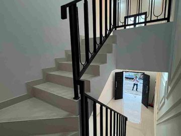 Rumah mewah siap huni dalam townhouse