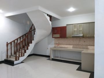 Disewakan Rumah 2 lt Rapi di Rawamangun Jakarta Timur