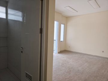 Rumah di Amerika Latin,Greenlake,Uk 11X25m,2 Lantai,Harga:140 Jt/Thn Nego