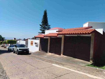 Oportunidad se vende magnífica casa a un precio mucho menor que si valor y solo hay que ajustar la a su gusto. Esta en zona frezca en un fraccionamiento con estricta vigilancia