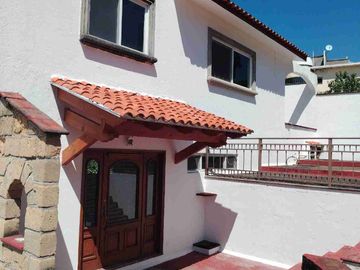 Oportunidad se vende magnífica casa a un precio mucho menor que si valor y solo hay que ajustar la a su gusto. Esta en zona frezca en un fraccionamiento con estricta vigilancia