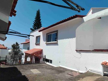 Oportunidad se vende magnífica casa a un precio mucho menor que si valor y solo hay que ajustar la a su gusto. Esta en zona frezca en un fraccionamiento con estricta vigilancia