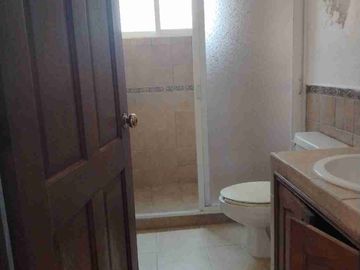 Oportunidad se vende magnífica casa a un precio mucho menor que si valor y solo hay que ajustar la a su gusto. Esta en zona frezca en un fraccionamiento con estricta vigilancia