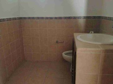 Oportunidad se vende magnífica casa a un precio mucho menor que si valor y solo hay que ajustar la a su gusto. Esta en zona frezca en un fraccionamiento con estricta vigilancia