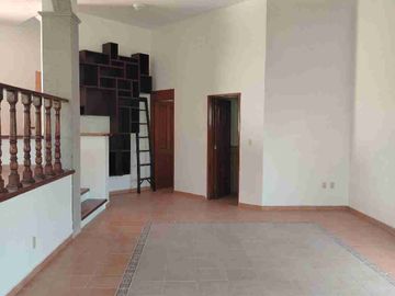 Oportunidad se vende magnífica casa a un precio mucho menor que si valor y solo hay que ajustar la a su gusto. Esta en zona frezca en un fraccionamiento con estricta vigilancia