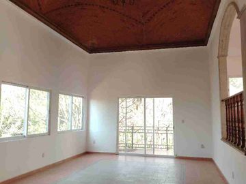 Oportunidad se vende magnífica casa a un precio mucho menor que si valor y solo hay que ajustar la a su gusto. Esta en zona frezca en un fraccionamiento con estricta vigilancia