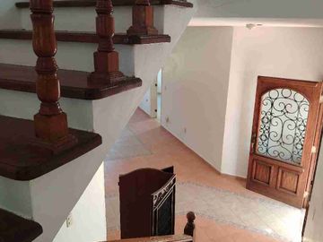 Oportunidad se vende magnífica casa a un precio mucho menor que si valor y solo hay que ajustar la a su gusto. Esta en zona frezca en un fraccionamiento con estricta vigilancia