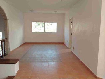 Oportunidad se vende magnífica casa a un precio mucho menor que si valor y solo hay que ajustar la a su gusto. Esta en zona frezca en un fraccionamiento con estricta vigilancia