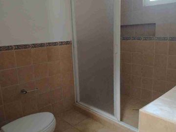 Oportunidad se vende magnífica casa a un precio mucho menor que si valor y solo hay que ajustar la a su gusto. Esta en zona frezca en un fraccionamiento con estricta vigilancia
