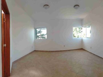 Oportunidad se vende magnífica casa a un precio mucho menor que si valor y solo hay que ajustar la a su gusto. Esta en zona frezca en un fraccionamiento con estricta vigilancia