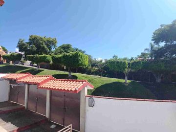 Oportunidad se vende magnífica casa a un precio mucho menor que si valor y solo hay que ajustar la a su gusto. Esta en zona frezca en un fraccionamiento con estricta vigilancia