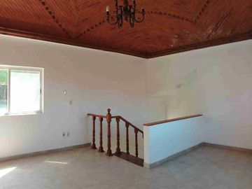 Oportunidad se vende magnífica casa a un precio mucho menor que si valor y solo hay que ajustar la a su gusto. Esta en zona frezca en un fraccionamiento con estricta vigilancia