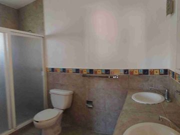 Oportunidad se vende magnífica casa a un precio mucho menor que si valor y solo hay que ajustar la a su gusto. Esta en zona frezca en un fraccionamiento con estricta vigilancia