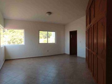 Oportunidad se vende magnífica casa a un precio mucho menor que si valor y solo hay que ajustar la a su gusto. Esta en zona frezca en un fraccionamiento con estricta vigilancia