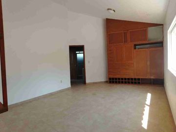 Oportunidad se vende magnífica casa a un precio mucho menor que si valor y solo hay que ajustar la a su gusto. Esta en zona frezca en un fraccionamiento con estricta vigilancia